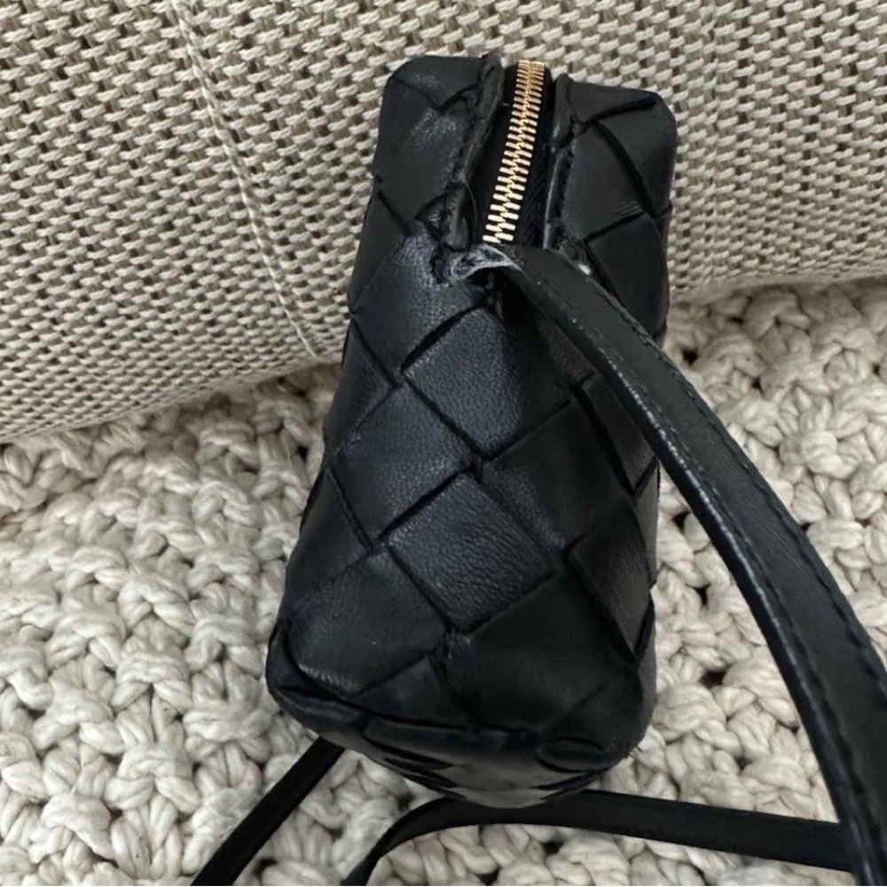 Bottega Veneta Intrecciato Shoulder Bag In Black Leather With Gold Hardware - Picture 12 of 15